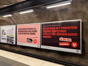 Bildtext: Vänsterpartiets valaffisch i Stockholms tunnelbana.